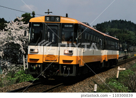 1988年能登鐵道柴油列車在中井站附近行駛 110300839