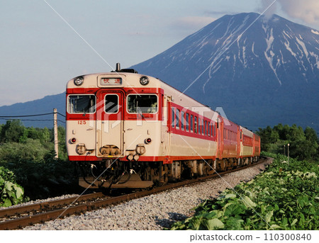 1988 年，柴油列車在俱知安站附近行駛，背景是羊蹄山 110300840