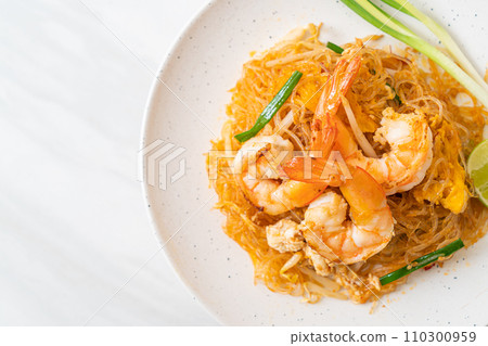 Vermicelli Pad Thai or Thai stir fried vermicelli with shrimps 110300959