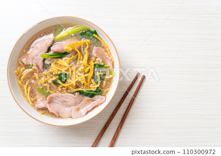 Crispy noodles with Pork in Gravy Sauce Crispy noodles with Pork in Gravy Sauce 110300972