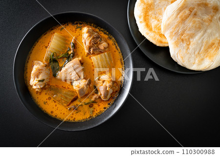 Chicken curry soup with roti 110300988