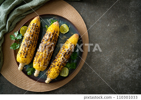 barbecue and grilled corn with cheese and lime 110301033