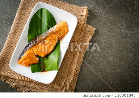 Grilled Salmon Steak with Soy Sauce 110301045