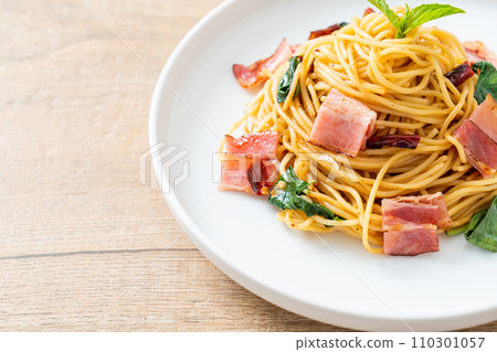 Stir-Fried Spaghetti With Dried Chili And Bacon Stir-Fried Spaghetti With Dried Chili And Bacon 110301057