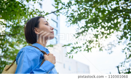 Woman looking up 110301068