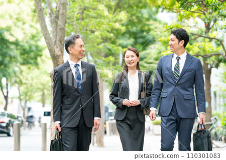 商務人士行走的男人和女人 商務人士行走的男人和女人 110301083