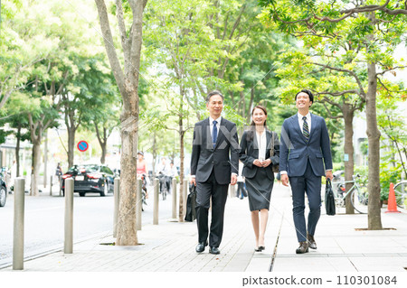 商務人士行走的男人和女人 110301084