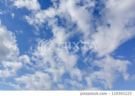 Shape of clouds floating in the blue sky [background material] 110301225