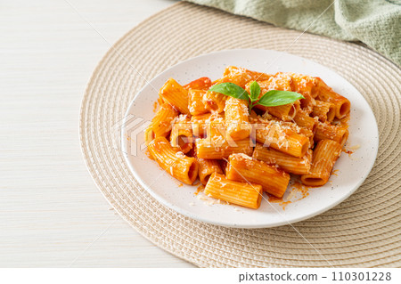 Rigatoni pasta with tomato sauce and cheese 110301228