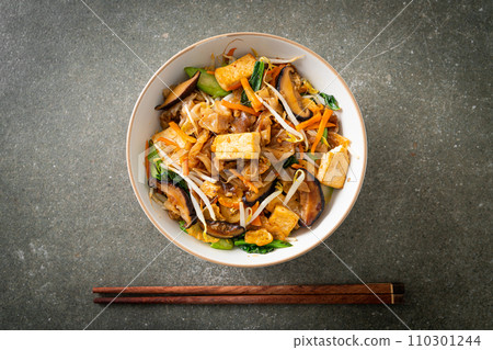 stir-fried noodles with tofu and vegetables 110301244