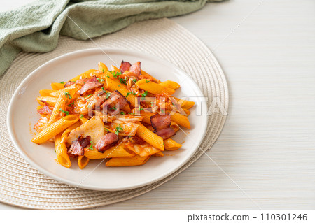stir-fried penne pasta with kimchi and bacon stir-fried penne pasta with kimchi and bacon 110301246
