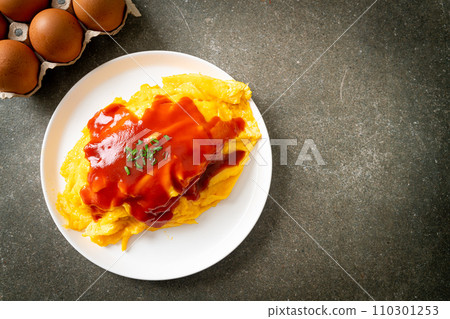 Flavored Fried Rice in an Omelet Wrapping 110301253