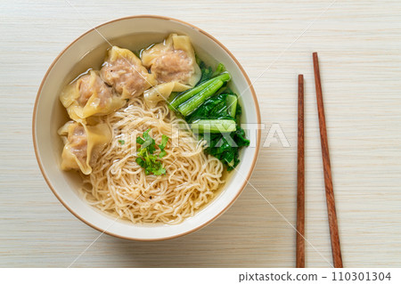 egg noodles with pork wonton soup or pork dumplings soup and vegetable 110301304