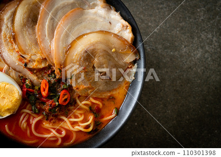 Ramen Noodles Spicy Tomyum Soup with Roast Pork 110301398