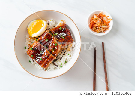 eel rice bowl or unagi rice bowl 110301402
