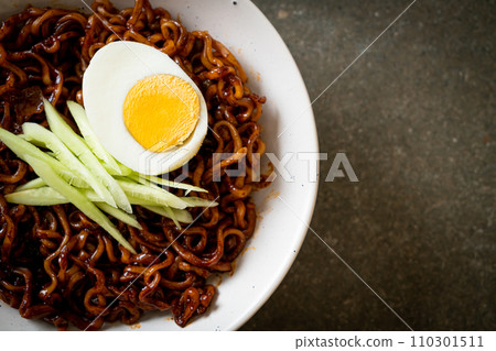 Korean Instant Noodle with Black Bean Sauce (Jajangmyeon or JJajangmyeon) 110301511