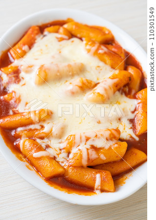Korean rice cake in spicy Korean sauce with cheese, Cheese Tokpokki, Tteokbokki with Cheese 110301549