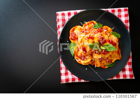 Ravioli with tomato sauce and basil 110301567