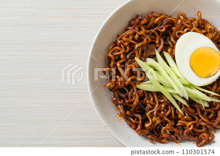 Korean Instant Noodle with Black Bean Sauce (Jajangmyeon or JJajangmyeon) 110301574