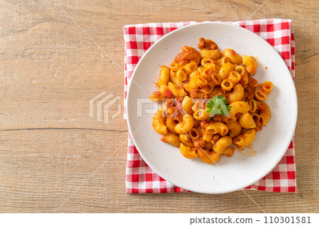 macaroni with tomatoes sauce and mince pork 110301581