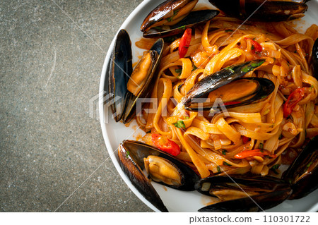 Spaghetti pasta with mussels or clams and tomato sauce 110301722
