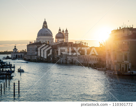 威尼斯學院橋上的日出 110301772
