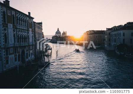 安康聖母大教堂和學院橋日出 110301775