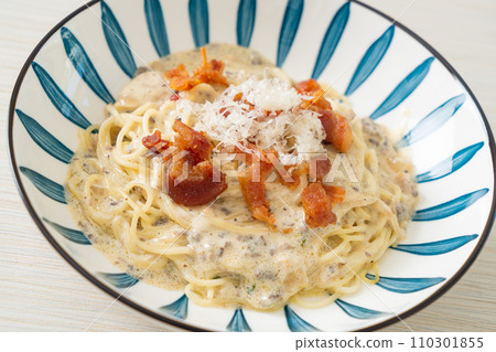 spaghetti with truffle cream sauce and mushroom spaghetti with truffle cream sauce and mushroom 110301855