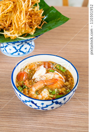 Fried Papaya Salad with Shrimp Sauce - Fried Som Tum 110301952