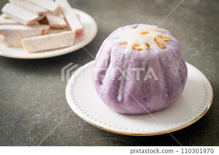 taro bun with white sugar cream and nut 110301970