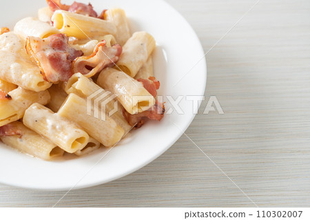 spaghetti rigatoni pasta with white sauce and bacon spaghetti rigatoni pasta with white sauce and bacon 110302007