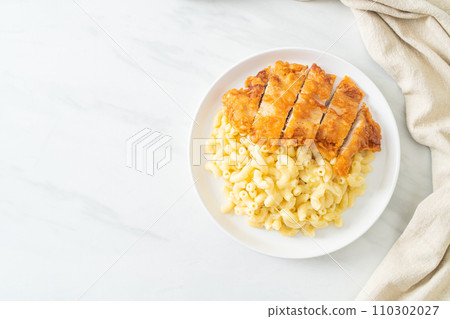 Mac and cheese with fried chicken Mac and cheese with fried chicken 110302027