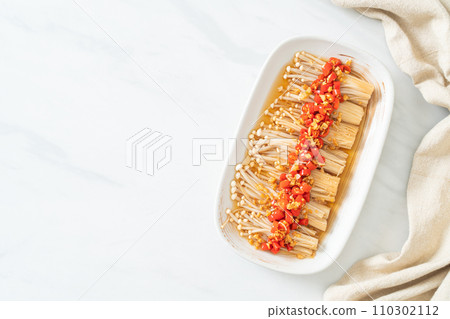 steamed golden needle mushroom or enokitake with soy sauce, chilli and garlic steamed golden needle mushroom or enokitake with soy sauce, chilli and garlic 110302112