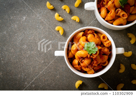 macaroni with tomatoes sauce and mince pork 110302909