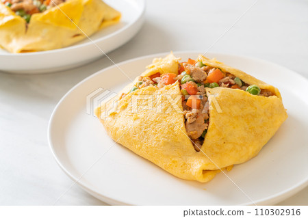 egg wrap or stuffed egg with minced pork and vegetable 110302916