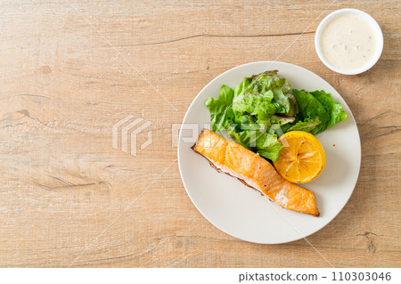 fried salmon steak with lemon and vegetable 110303046