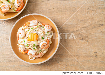 spaghetti white cream sauce with shrimps and egg yolk spaghetti white cream sauce with shrimps and egg yolk 110303066
