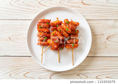 deep fried Korean rice cake (Tteokbokki) skewered with spicy sauce 110303079