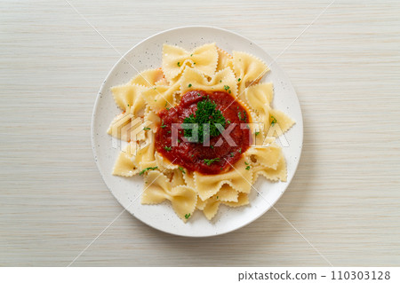 farfalle pasta in tomato sauce with parsley 110303128