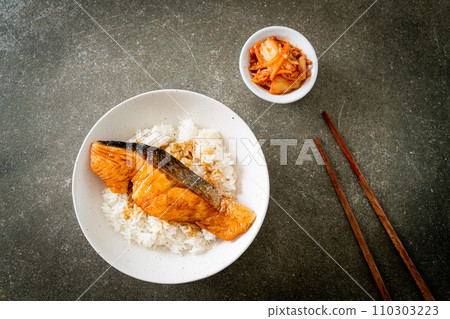 Grilled Salmon with Soy Sauce Rice Bowl 110303223