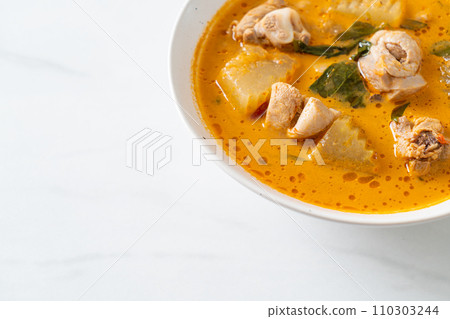 Chicken curry soup with roti 110303244