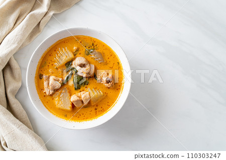 Chicken curry soup with roti 110303247