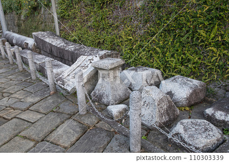 遭受原子彈攻擊的山王神社第二鳥居。 遭受原子彈攻擊的山王神社第二鳥居。 110303339