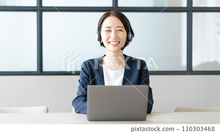 一個女人帶著耳機 一個女人帶著耳機 110303468