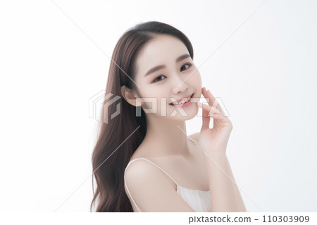 年輕女子的美麗形象（手放在臉頰上） 110303909