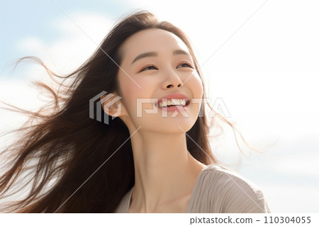 微笑的女人仰望天空（戶外，特寫） 110304055