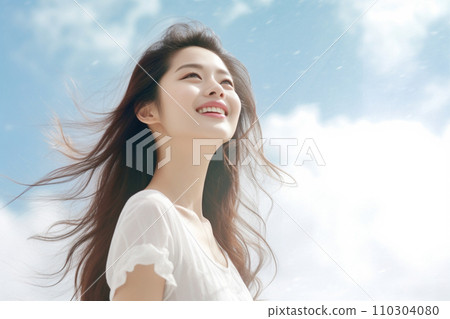 微笑的女人仰望天空（戶外，特寫） 110304080