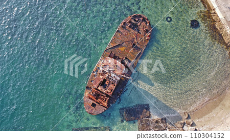 Abandoned ship abandoned on Empress Island, Nagasaki City 110304152