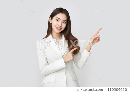 微笑與手指的婦女 微笑與手指的婦女 110304630