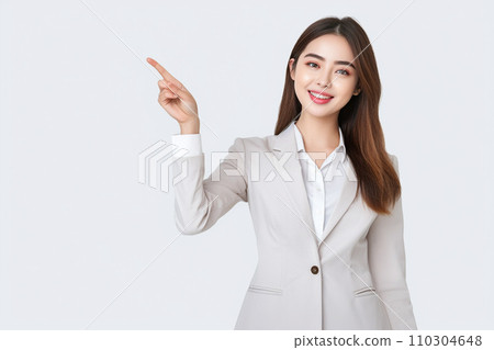 微笑與手指的婦女 110304648